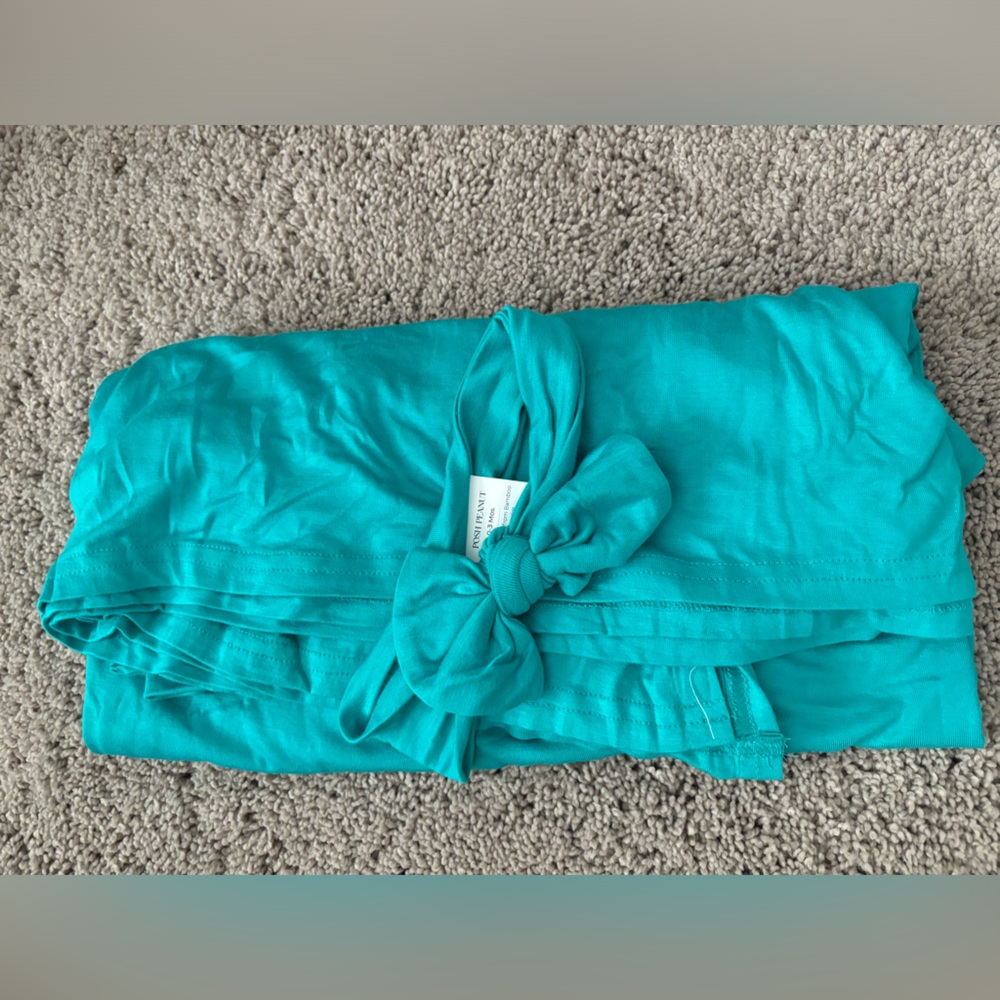 Posh peanut swaddle and matching bow BRAND NEW!